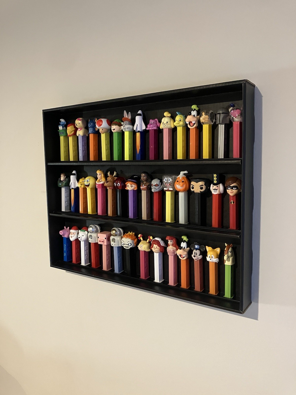 PEZ dispenser Display Case Kubbie with RAILS. Black