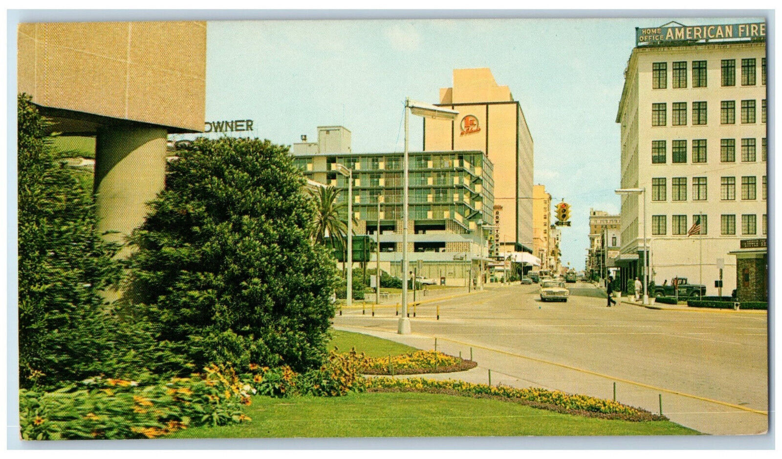 c1960's New Architechture in Foreground Orange Avenue Orlando FL Postcard