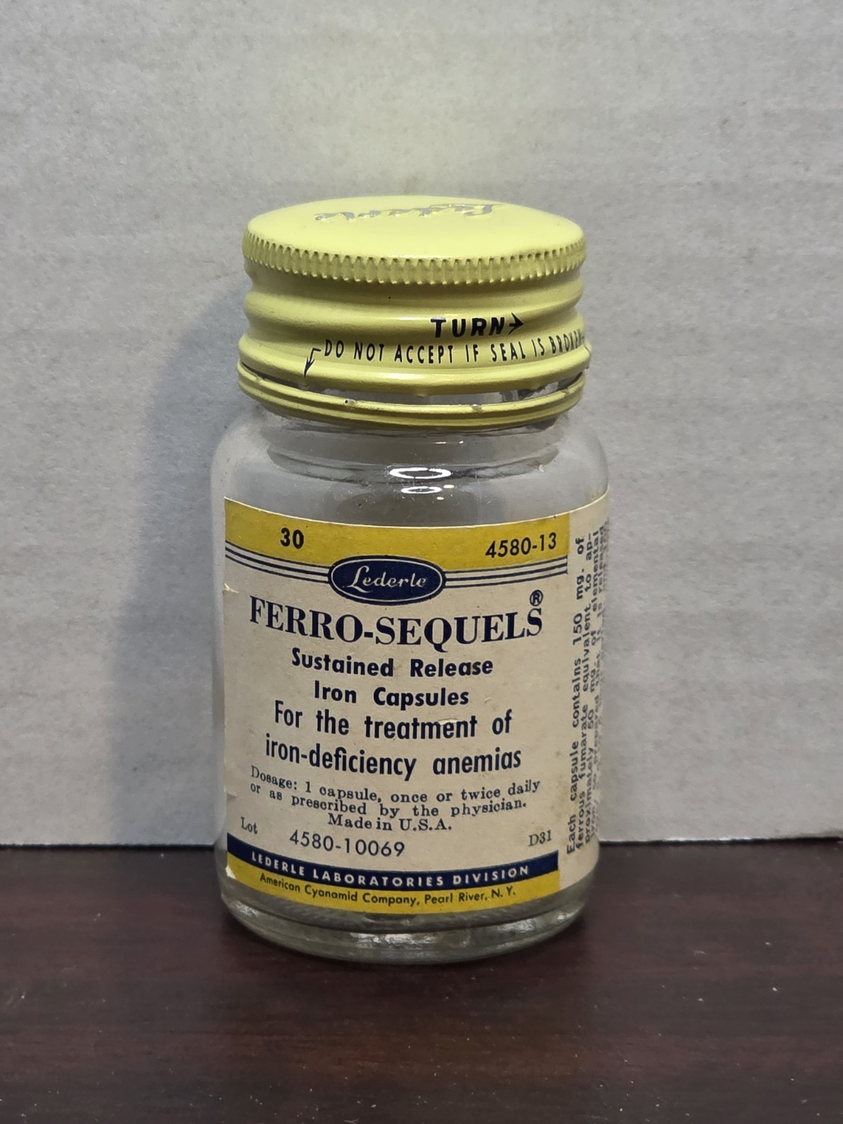 Vintage Lederle FERRO-SEQUELS Iron Capsules Glass Bottle Pearl River NY 1960s
