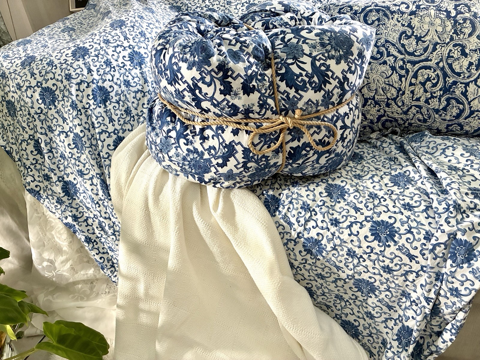 Vintage 1980’s Ralph Lauren Dorsey Porcelain Blue Floral King Comforter Cover