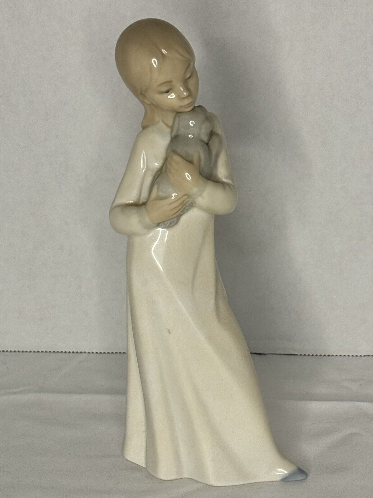 LLADRO GIRL HOLDING A PUPPY figurine. Daisa Handmade In Spain