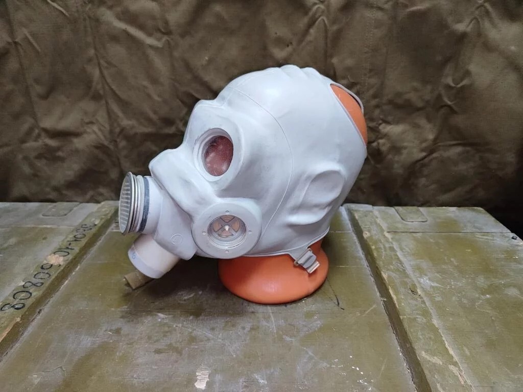 Vintage Soviet Russian USSR Military PMG Gas Mask EO-18 Nerekhta, Size 3