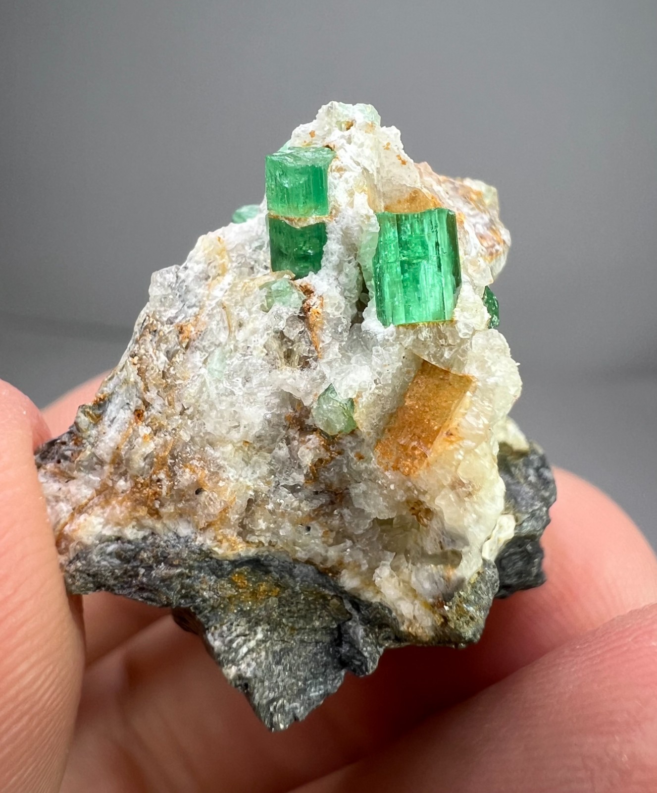 94 CT Emerald Crystals on matrix from Panjshir Afghanistan 94 CT Emerald Crystals on matrix from Panjshir Afghanistan