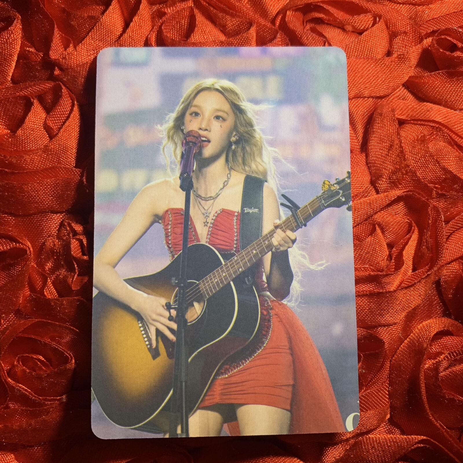 YUQI (G)I-DLE FREETY Edition Celeb K-POP Girl Photo Card BLONDE Red Dress