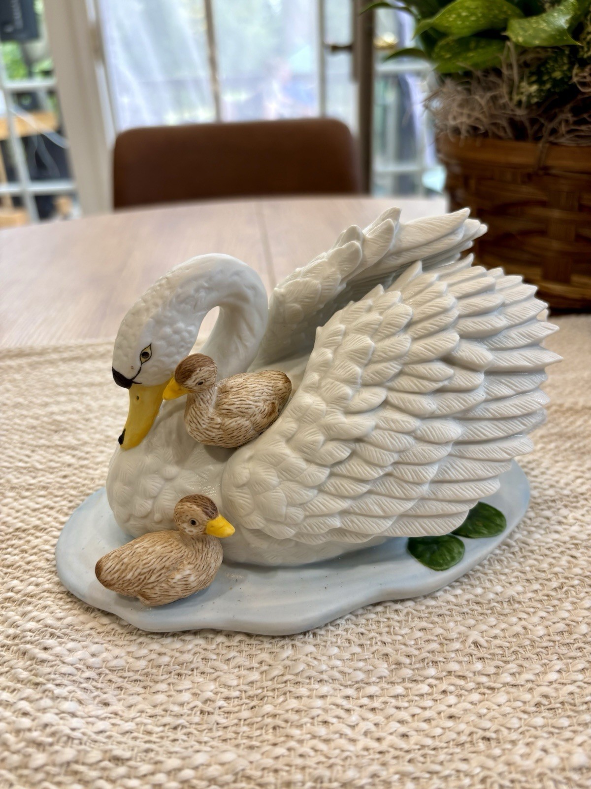 Homco 1427 Porcelain Swan & Cygnets Figurine Vintage Mother Duck Bird W/ Sticker