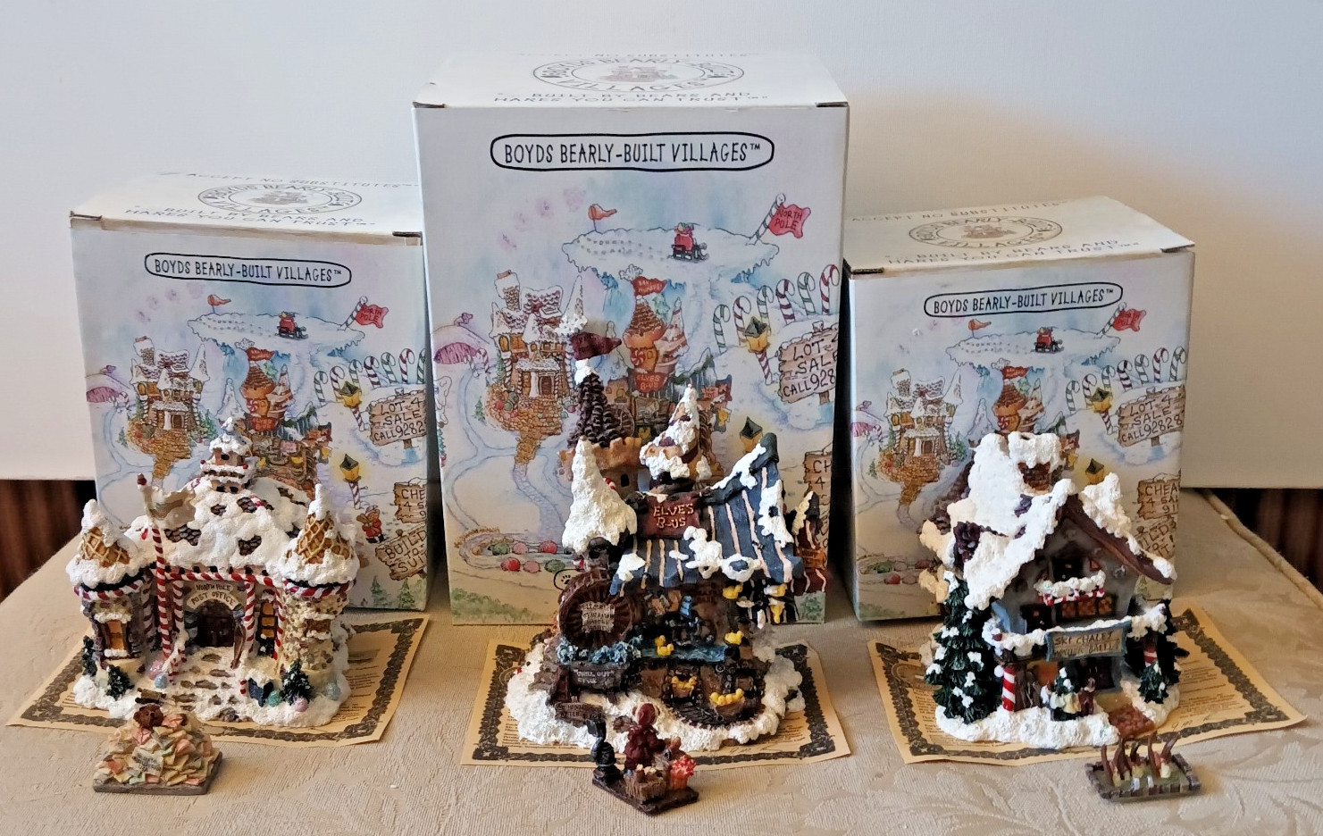 BOYDS BEARLY-BUILT VILLAGES Boyds Town Kringle's Village Buildings Lot of 3 BOYDS BEARLY-BUILT VILLAGES Boyds Town Kringle's Village Buildings Lot of 3