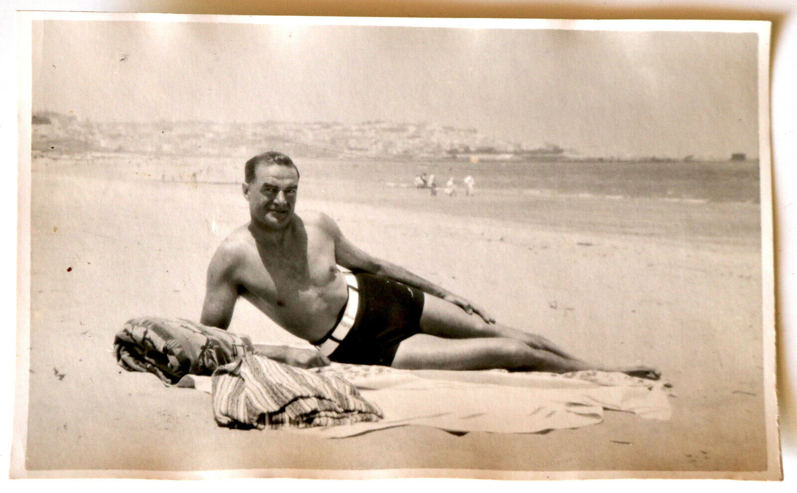 photo postcard MUSCULAR SHIRTLESS MAN ON THE BEACH Gay interest 