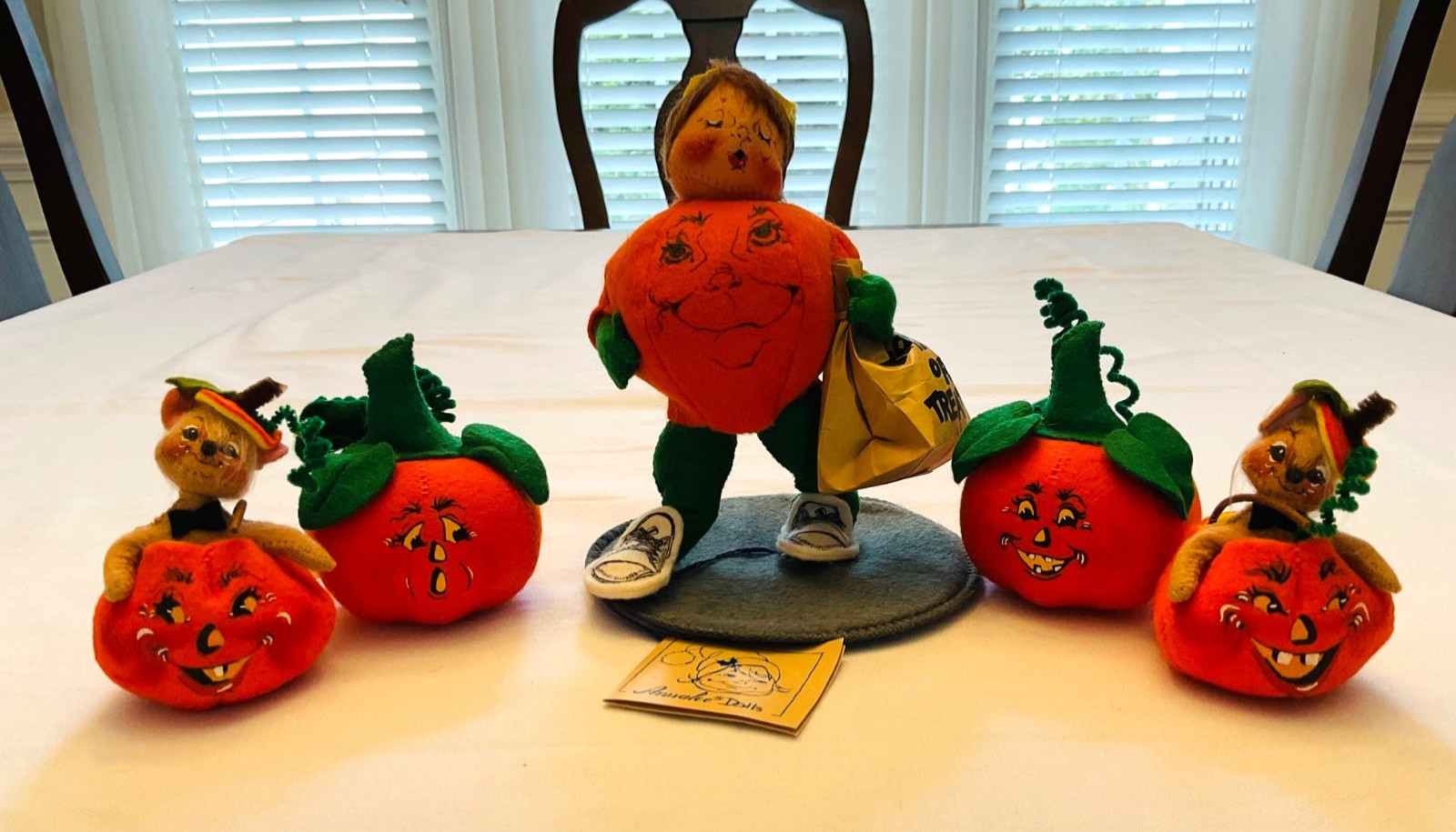 ASSORTMENT OF ANNA LEE PUMPKINS AND FIGURINE - SO CUTE