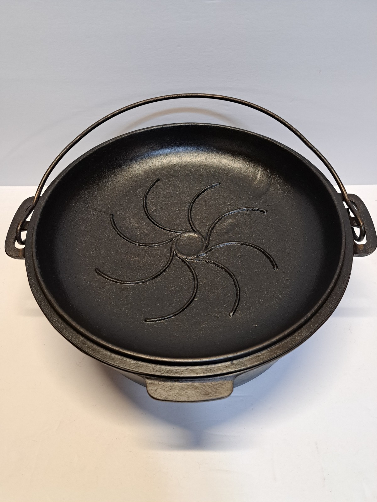Vintage #8 Eclipse Octopus St Louis Missouri Cast Iron Dutch Oven Restored Cond. Vintage #8 Eclipse Octopus St Louis Missouri Cast Iron Dutch Oven Restored Cond.