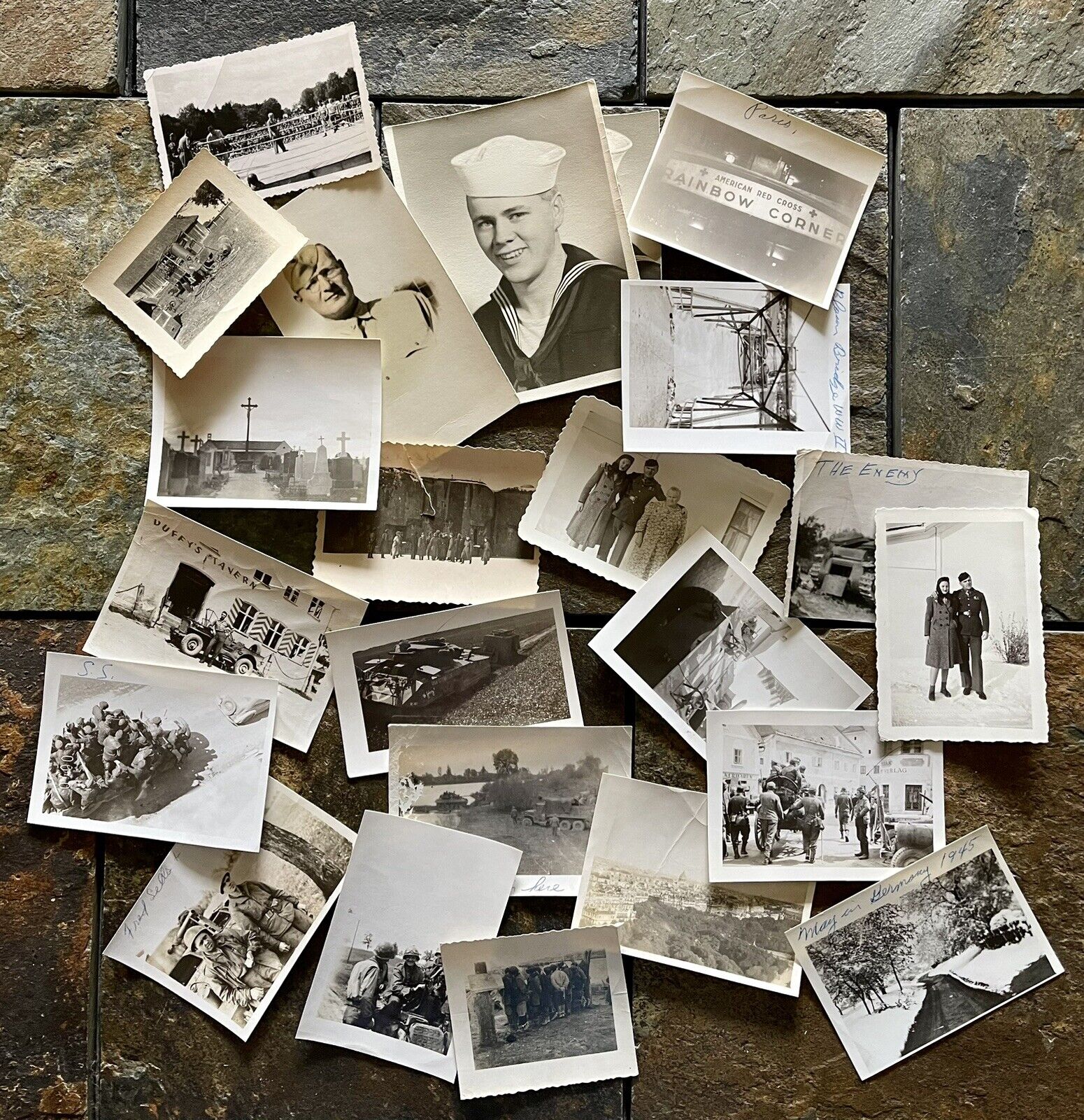 WWII Lot Of 23 Photos - Various Scenes,  Captured Prisoners,  Soldiers, Etc.
