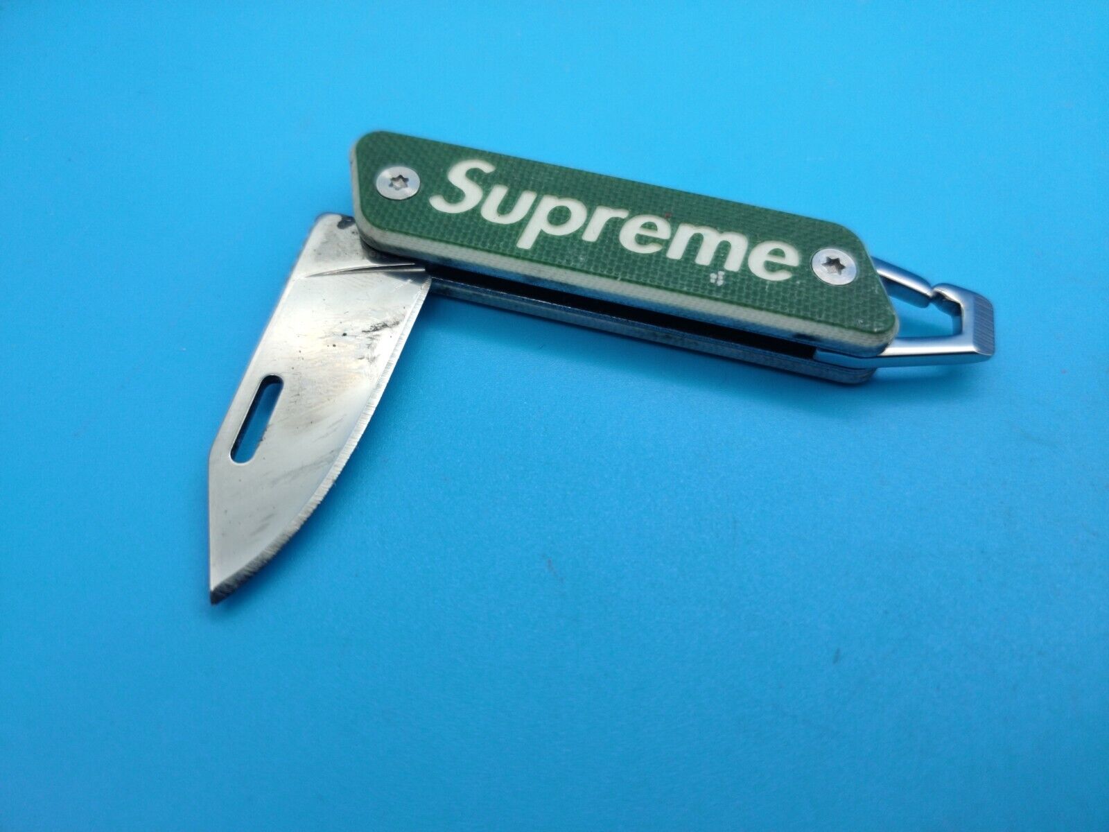 USED Supreme True Modern Keychain Knife - GREEN Logo SS22 a