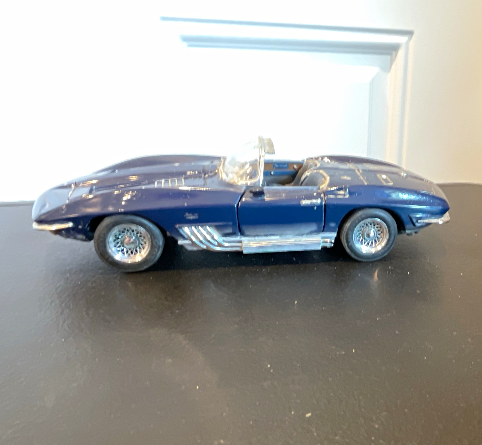 1965 Chevrolet Corvette Mako Shark Diecast 1:24 Scale Model Car Franklin Mint