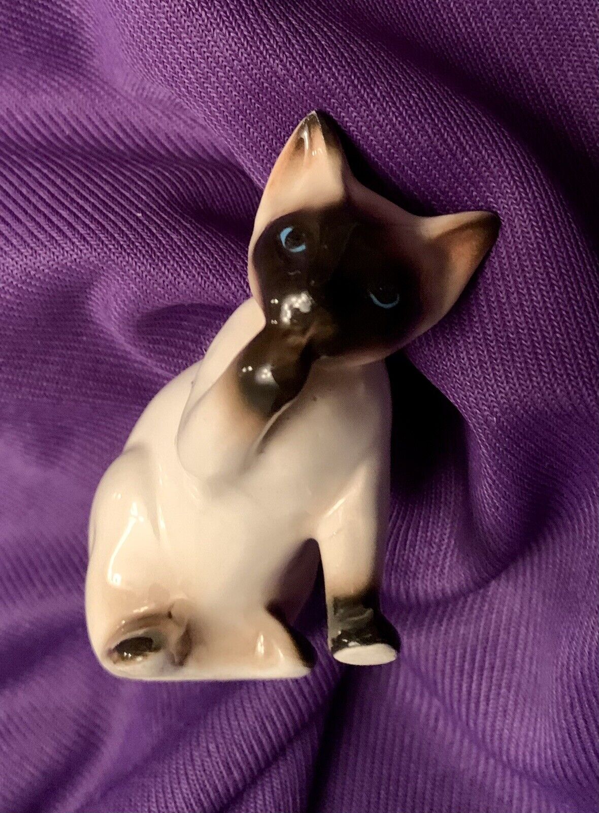 VTG Porcelain Siamese Kitty Cat Licking Washing Paw Figurine Kitschy MCM 60s 2”