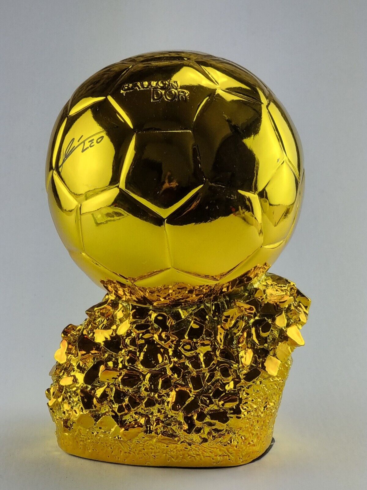 Lionel Messi balon de color oro in resin hand signed with COA