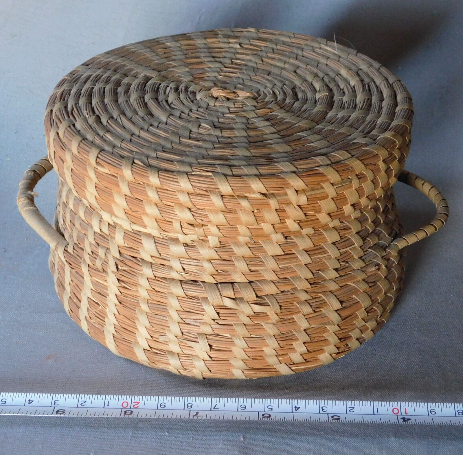 Vintage Native African American Gullah sweetgrass basket South Carolina lidded