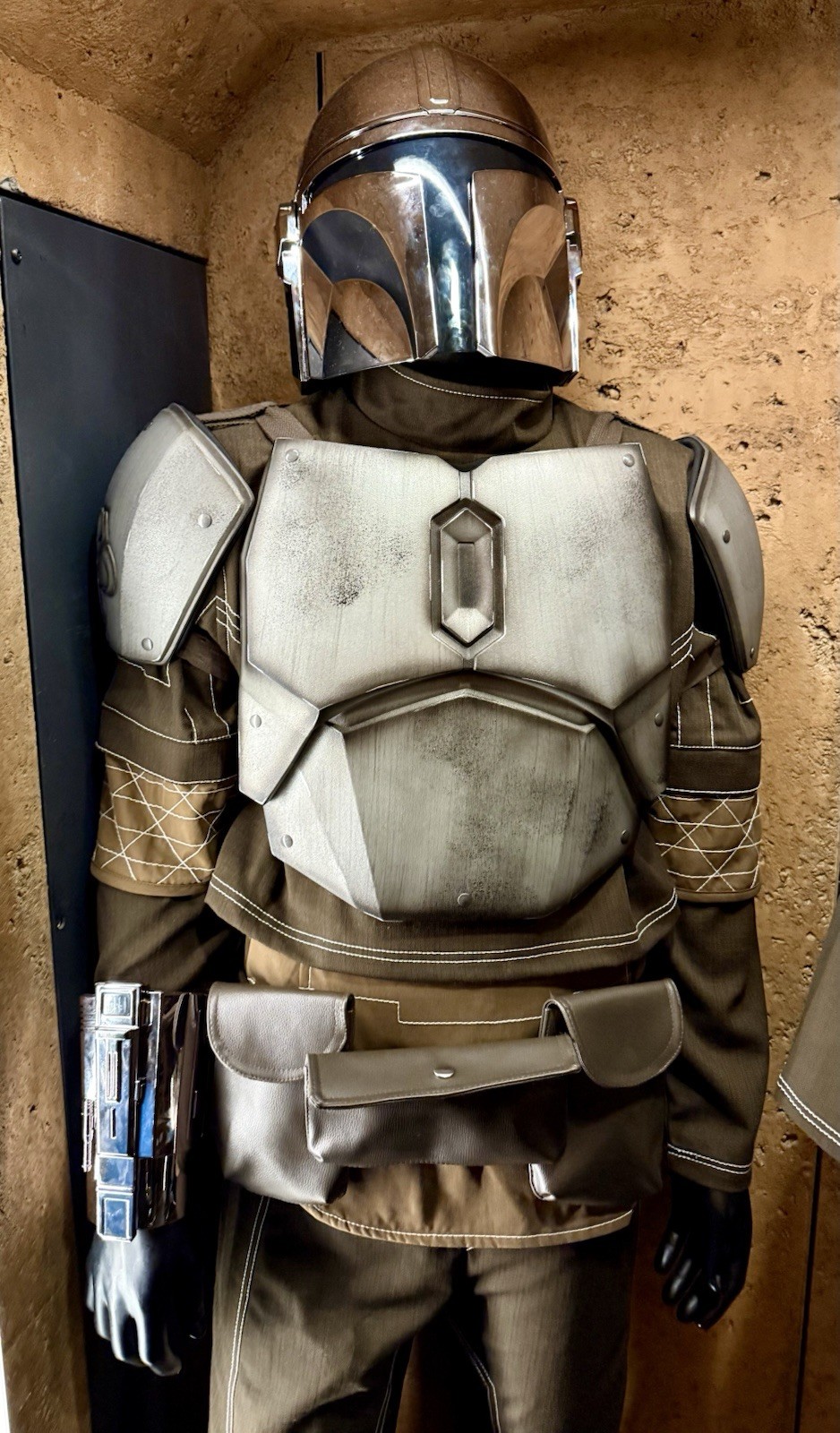 🔥Disney Parks - MANDALORIAN BESKAR ARMOR - STAR WARS - Galaxy’s Edge💥