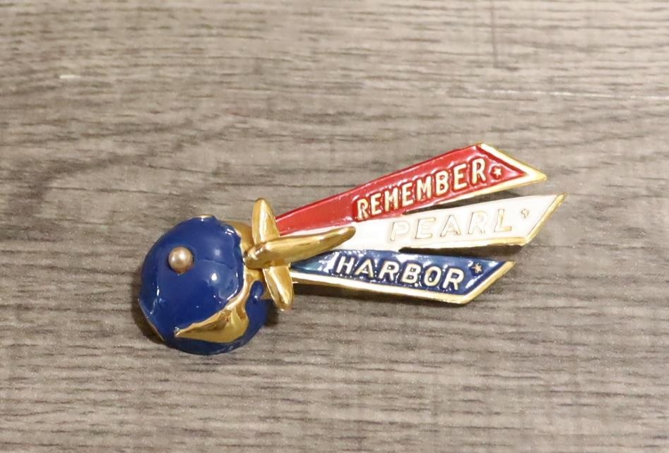 WW II REMEMBER PEARL HARBOR  RED, WHITE, BLUE & GOLD HOME FRONT PIN MINT
