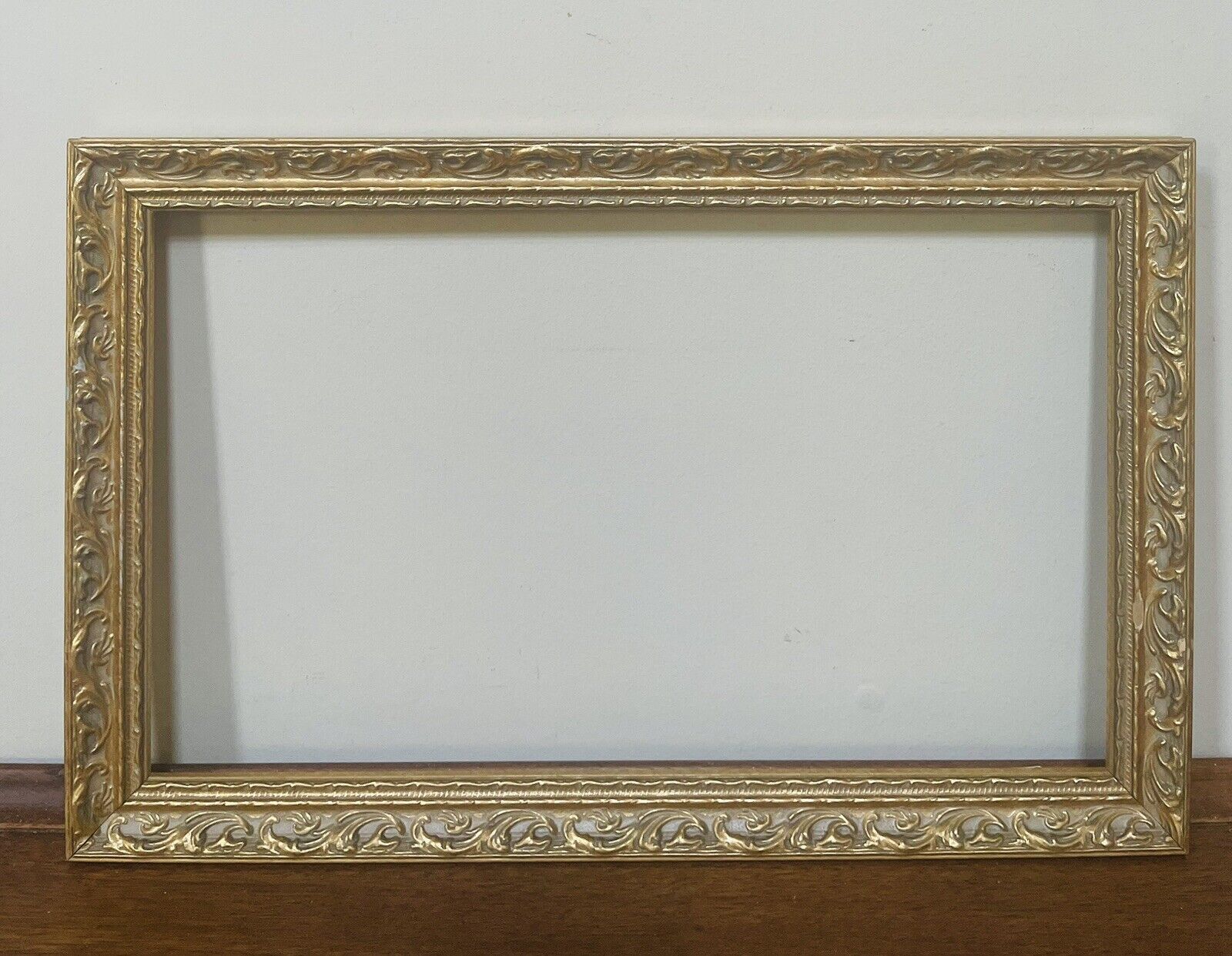 Art Frame-Beautiful Ornate Gilt Wooden-16.75” x 10.75” x7/8”/Interior 15”x9”-VTG