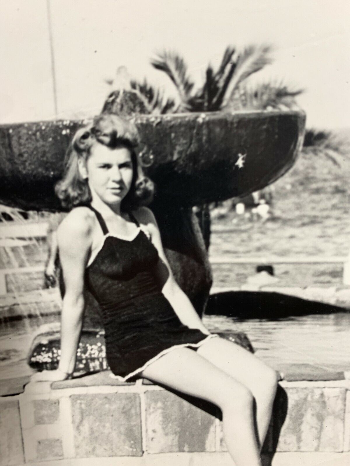 Ar) Found Photograph 1940's Beautiful Woman Catalina Fountain 8x10