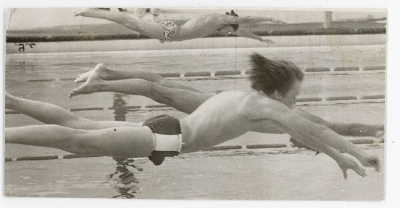 AMAZING vintage 1970s SWIMMERS abstract dive swim meet MEN great FLYING photo
