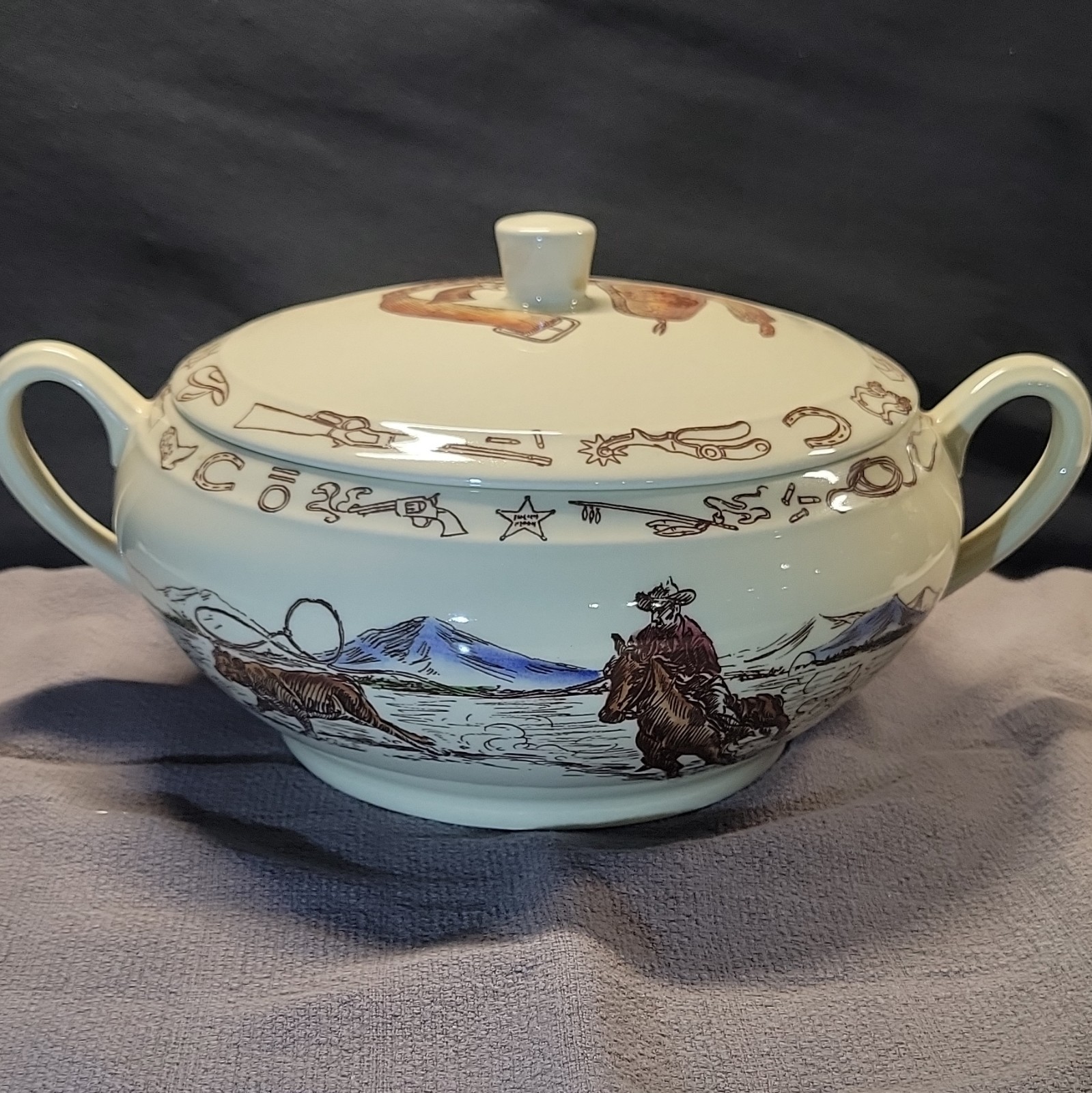 Vernon Kilns Winchester 73 Soup Tureen With Lid. Vintage Vernon Kilns Winchester 73 Soup Tureen With Lid. Vintage