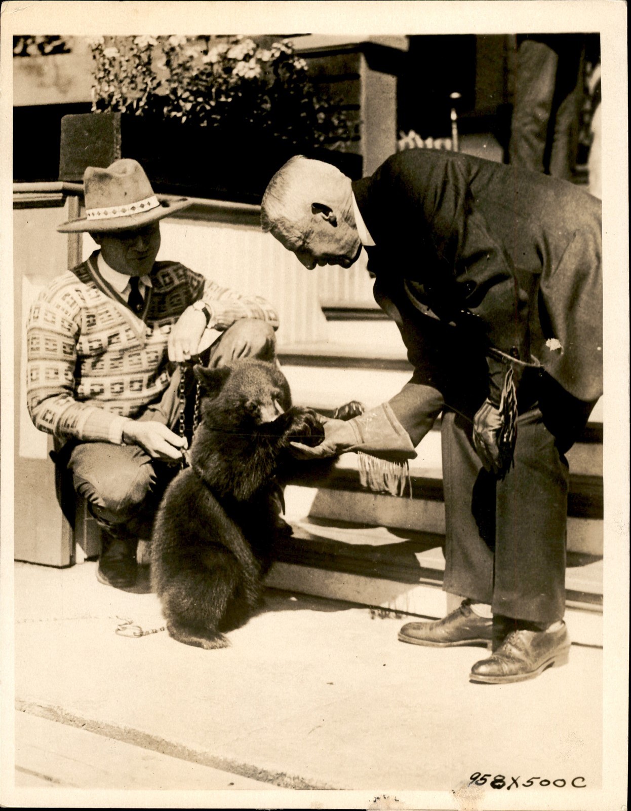 GA289 1926 Orig Underwood Photo STRANGE PLAYMATE PRESIDENT COOLIDGE & BEAR CUB GA289 1926 Orig Underwood Photo STRANGE PLAYMATE PRESIDENT COOLIDGE & BEAR CUB