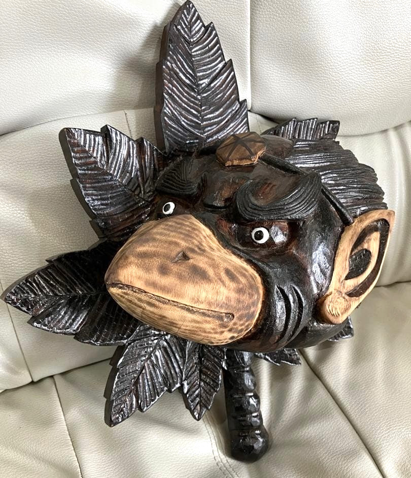 Vintage Japanese Wooden Carving of a Karasu Tengu's Face & Uchiwa Fan 30×25cm Vintage Japanese Wooden Carving of a Karasu Tengu's Face & Uchiwa Fan 30×25cm