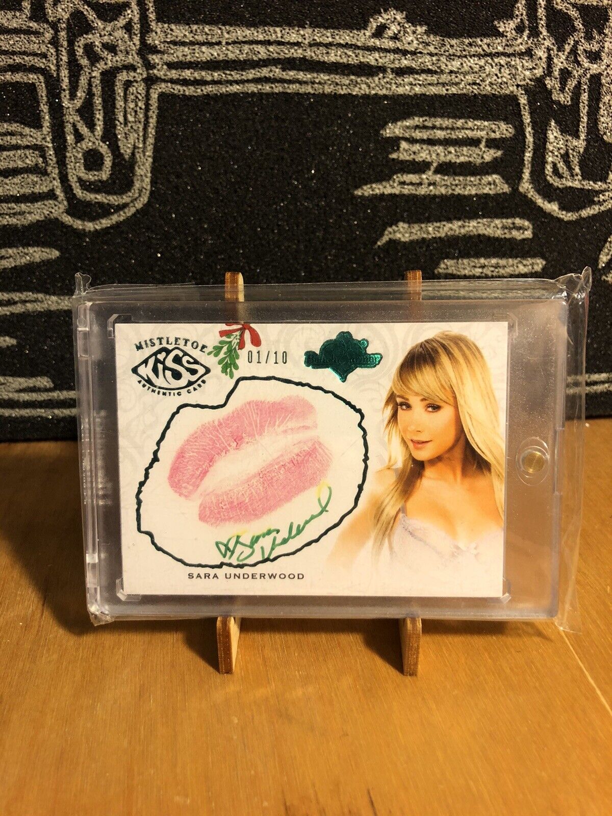 2012 Bench Warmer Sara Underwood Kiss Card Auto GREEN /10 Mistletoe RARE 
