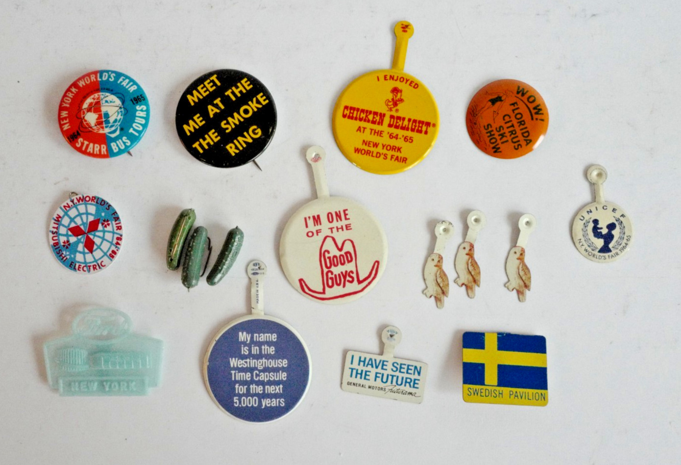 NYC WORLDS FAIR 1964 - 1965 PINBACK VINTAGE LOT OF 17  BUTTONS PINS