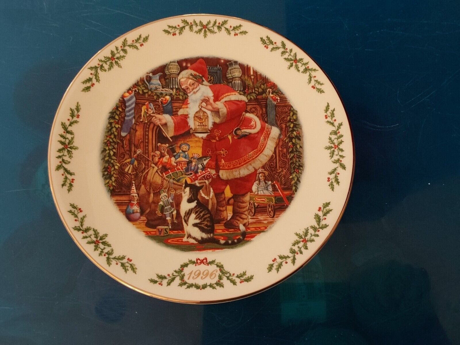 Lenox International Victorian Santas Plate Collection – Victorian Santa (1996)