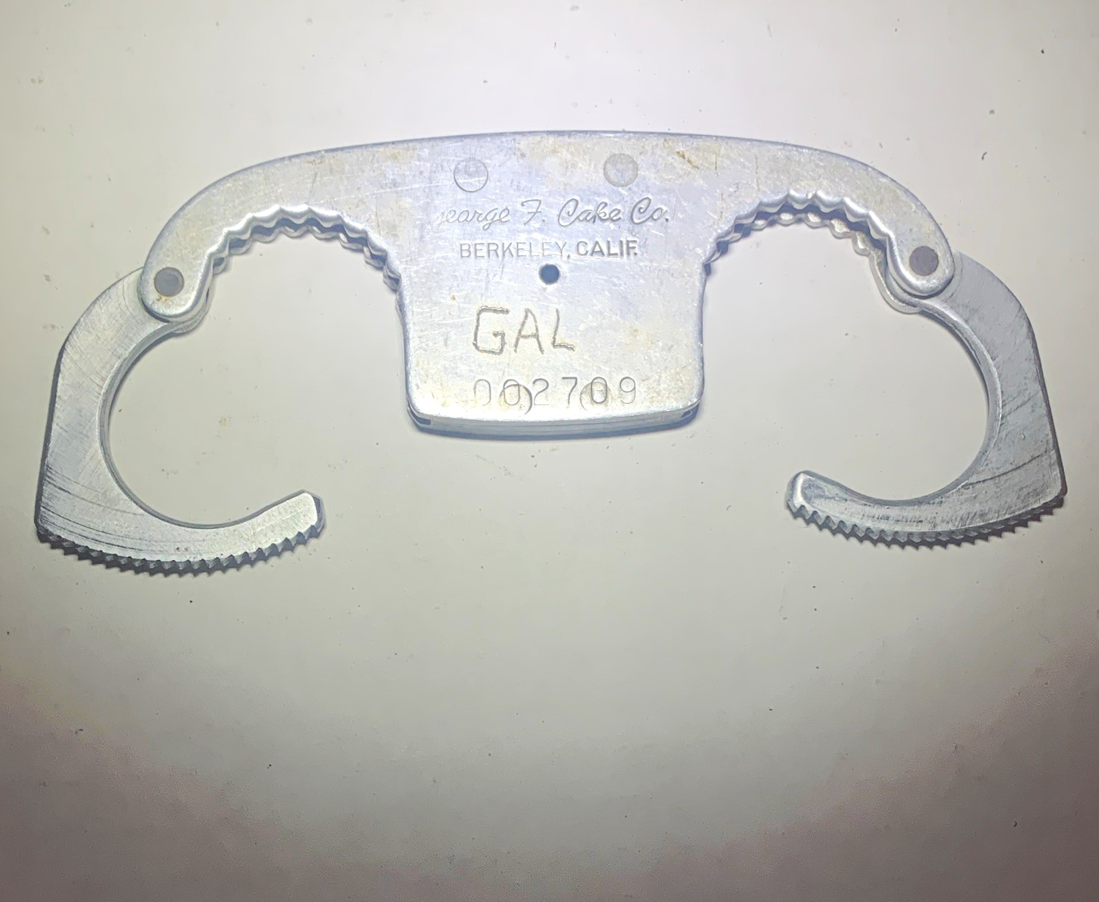George F. Cake Co. Berkeley CA thumbcuffs w/ Key, very rare