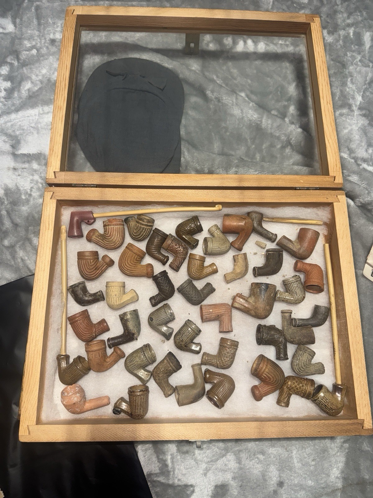 LARGE LOT OF ANTIQUE CLAY TOBACCO PIPES 1800s ERA CATLINS SADDLE BAG