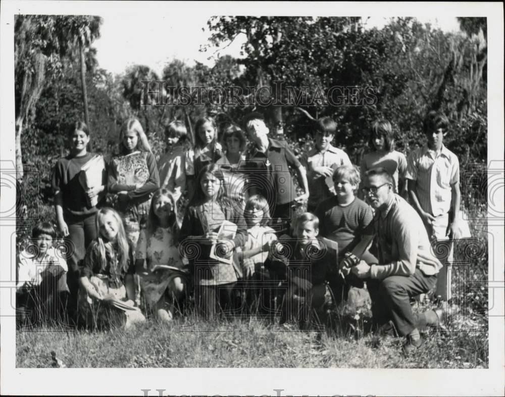 1974 Press Photo Yankeetown-lnglis School 6th Graders Visit Crystal River Museum