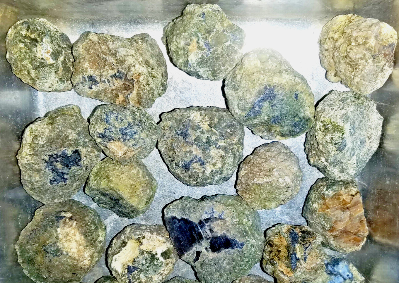JoNGD: Each 1-lb LOT = (10 to 14 Rough Thunderegg HALVES)Tumbling Rocks Geode JoNGD: Each 1-lb LOT = (10 to 14 Rough Thunderegg HALVES)Tumbling Rocks Geode