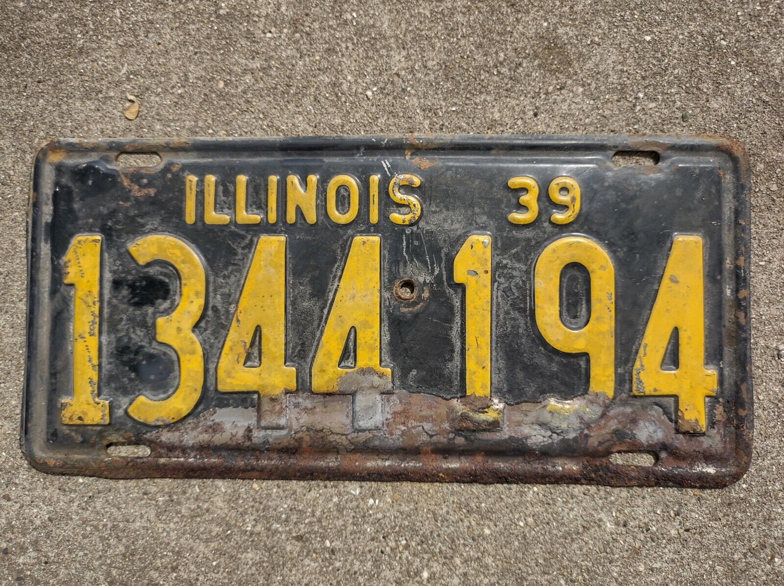 Vintage 1939 Illinois license plate pair 1344-194 Original Yellow Black Paint