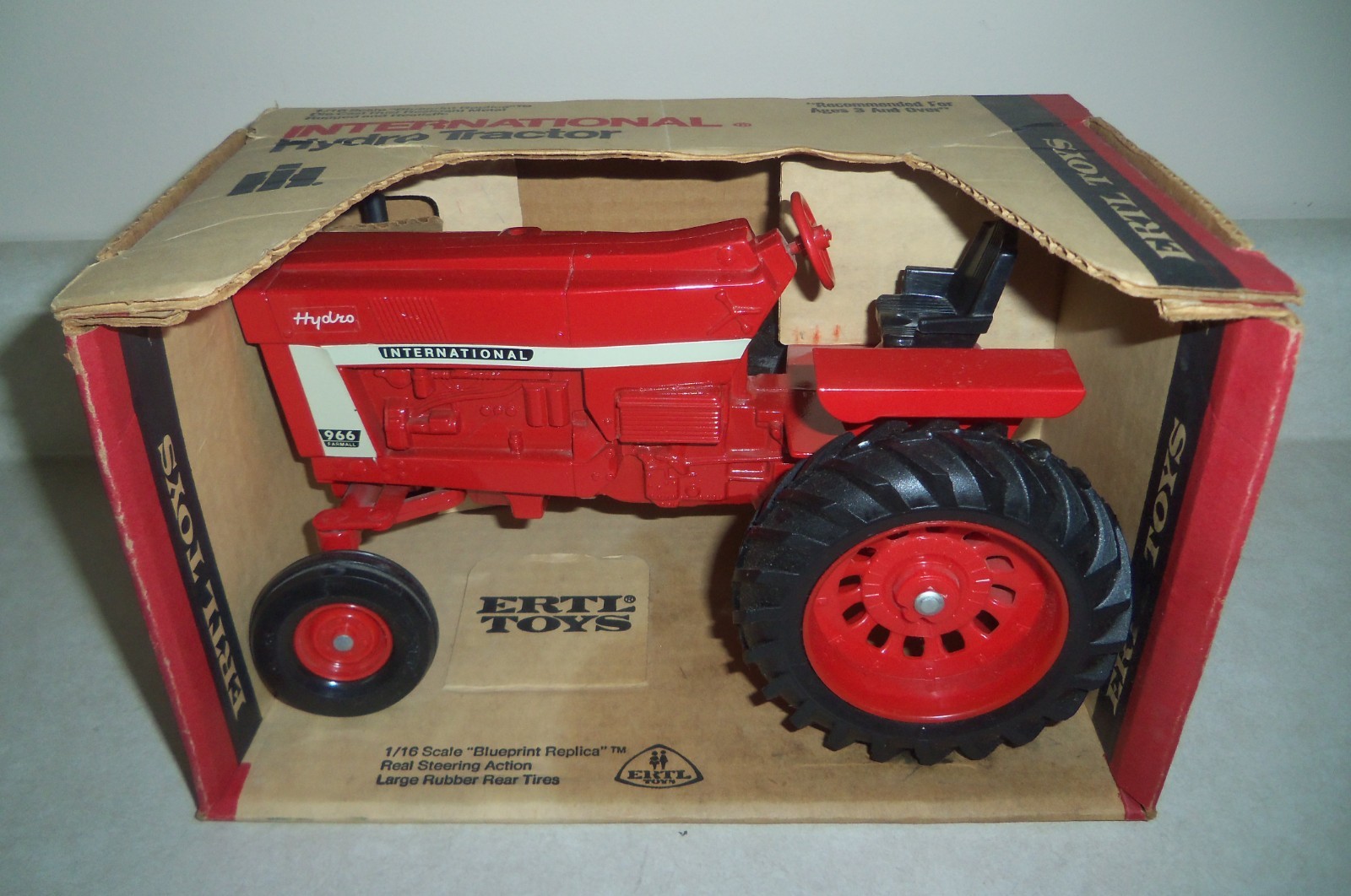 INTERNATIONAL  966 TRACTOR in BOX ERTL Vintage Farm Toy FARMALL