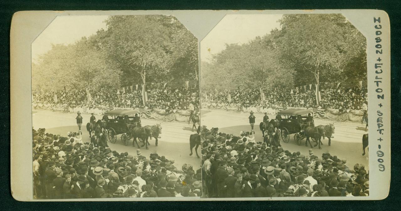 a699, HK White Stereoview, # -, Hudson+Fulton Parade, US Military Soldiers, 1909