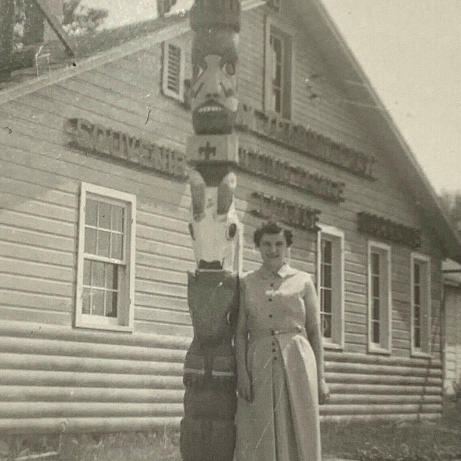 (Au) Found Photo Photograph Vintage Original Trading Post Totem Pole Roadside 