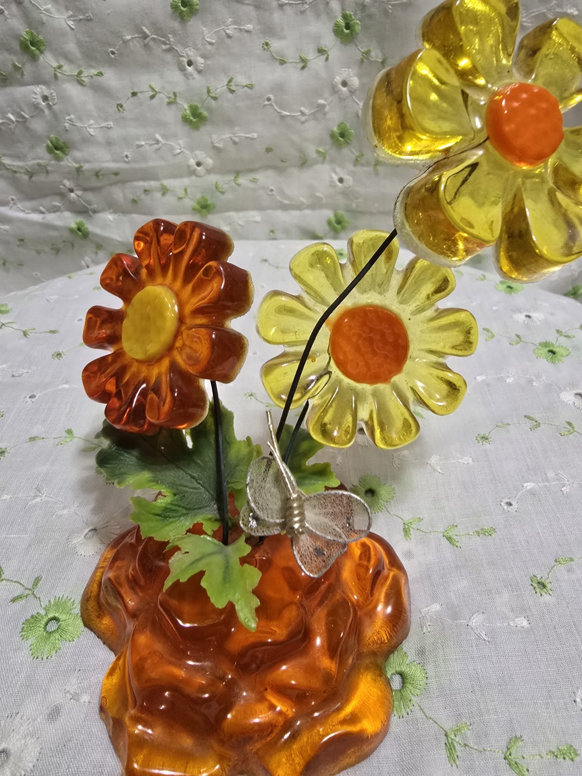 VTG 1960S LUCITE FLOWER ARRANGEMENT WITH BUTTERFLY VTG 1960S LUCITE FLOWER ARRANGEMENT WITH BUTTERFLY