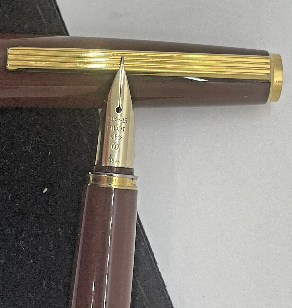 Pilot Deluxe Fountain Pen Burgandy Resin GT 14 KT Fine nib 1996 Japan Pouch Ink