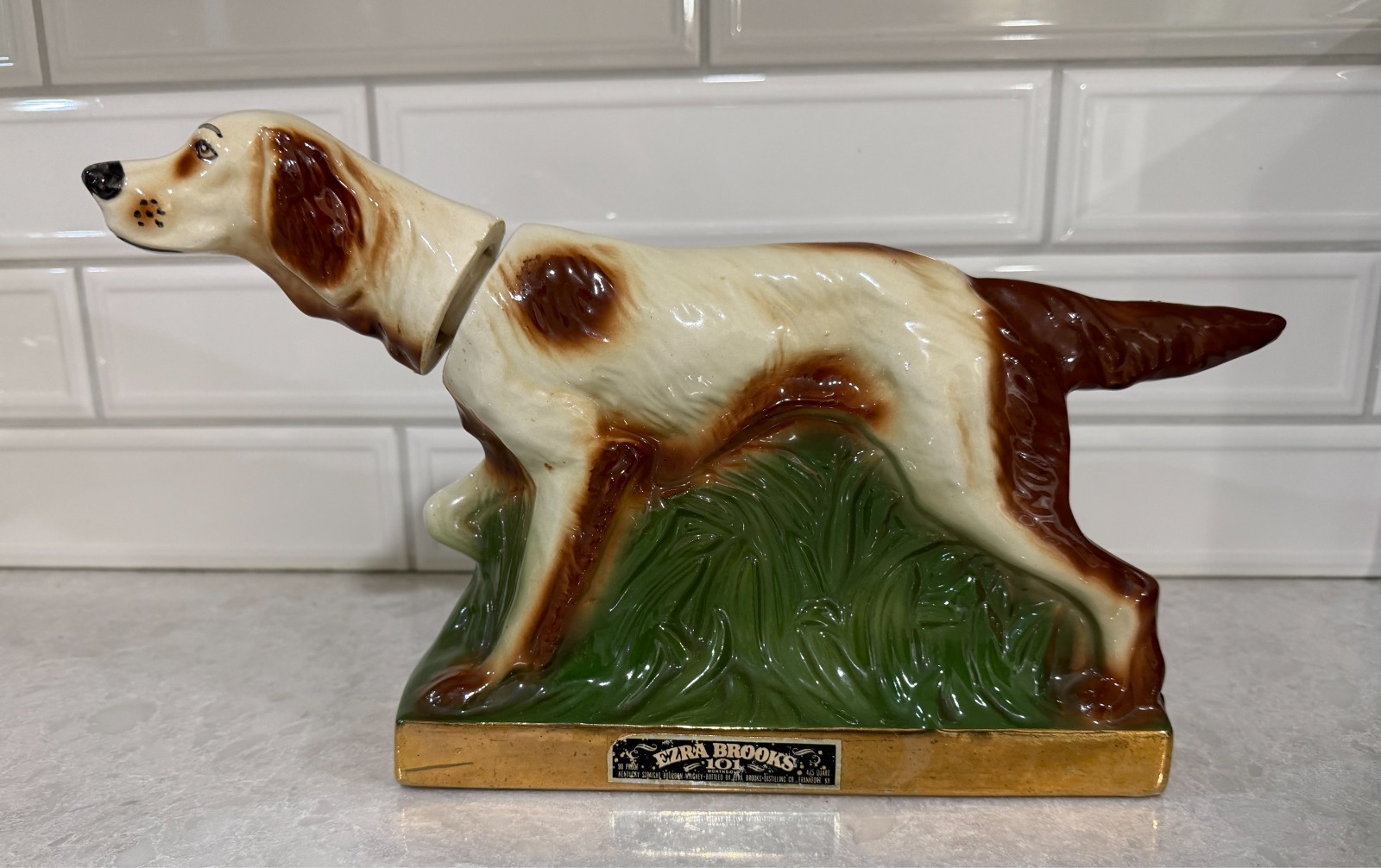 **VINTAGE** Ezra Brooks Hunting Dog Whiskey Decanter Heritage 1974 - NEAR MINT **VINTAGE** Ezra Brooks Hunting Dog Whiskey Decanter Heritage 1974 - NEAR MINT