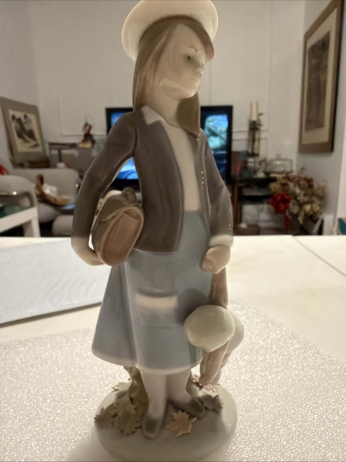 Lladro Girl Figurine with Hat and Bag Porcelain Spain Mint Condition 8 Lladro Girl Figurine with Hat and Bag Porcelain Spain Mint Condition 8