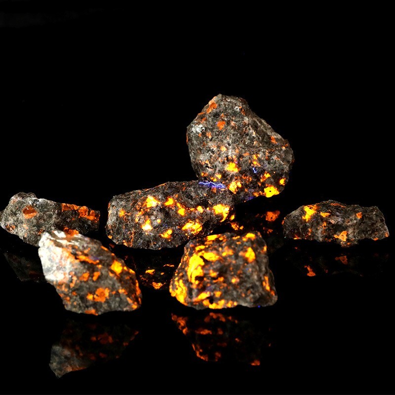 6 PCS Rough Yooperlite UV Fluorescent Emberlite Glowing Fire Rocks Chunks Stone 6 PCS Rough Yooperlite UV Fluorescent Emberlite Glowing Fire Rocks Chunks Stone