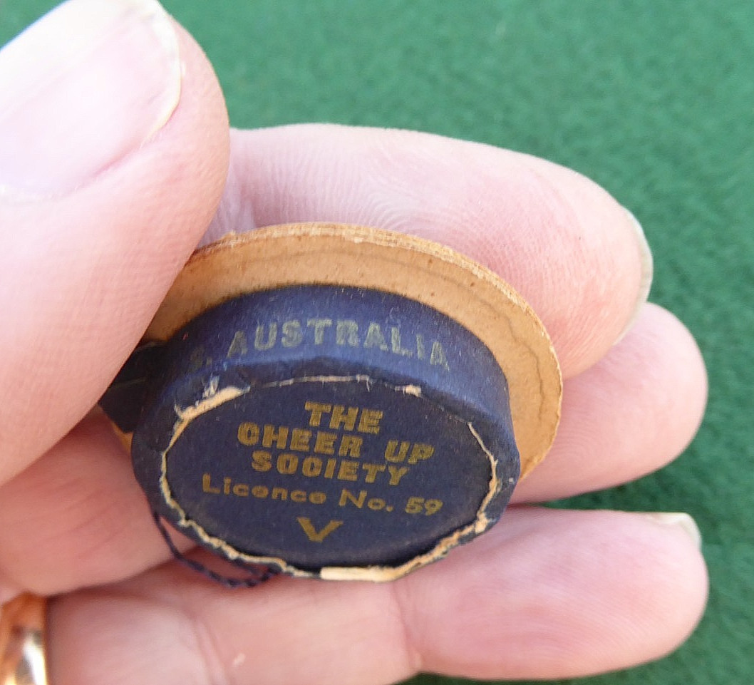 WW11  AUSTRALIAN CHEER UP SOCIETY R.A.N H.M.A.S. AUST NAVY  CAP BUTTON DAY BADGE