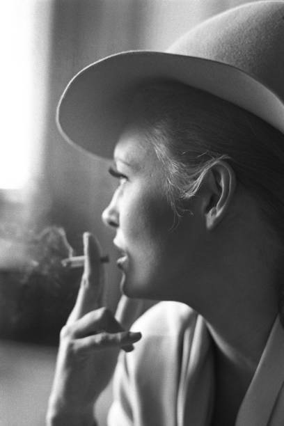 Faye Dunaway smoking a cigarette and wearing a felt hat Old Photo Faye Dunaway smoking a cigarette and wearing a felt hat Old Photo