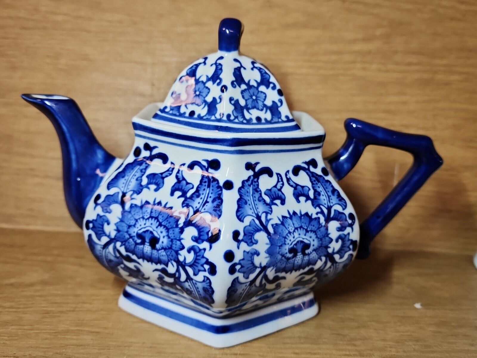 Vintage Blue & white Porcelain teapot chinoiserie 
