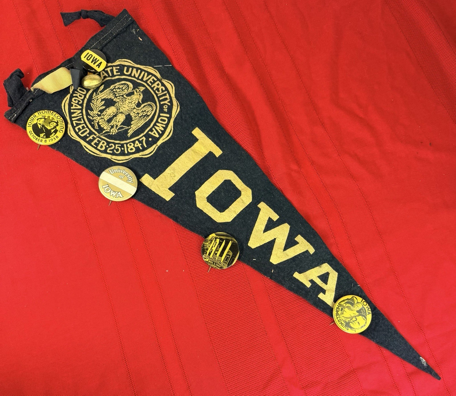 Vtg University of Iowa Felt Pennant w 5 Homecoming Pinback Buttons 1938 1945