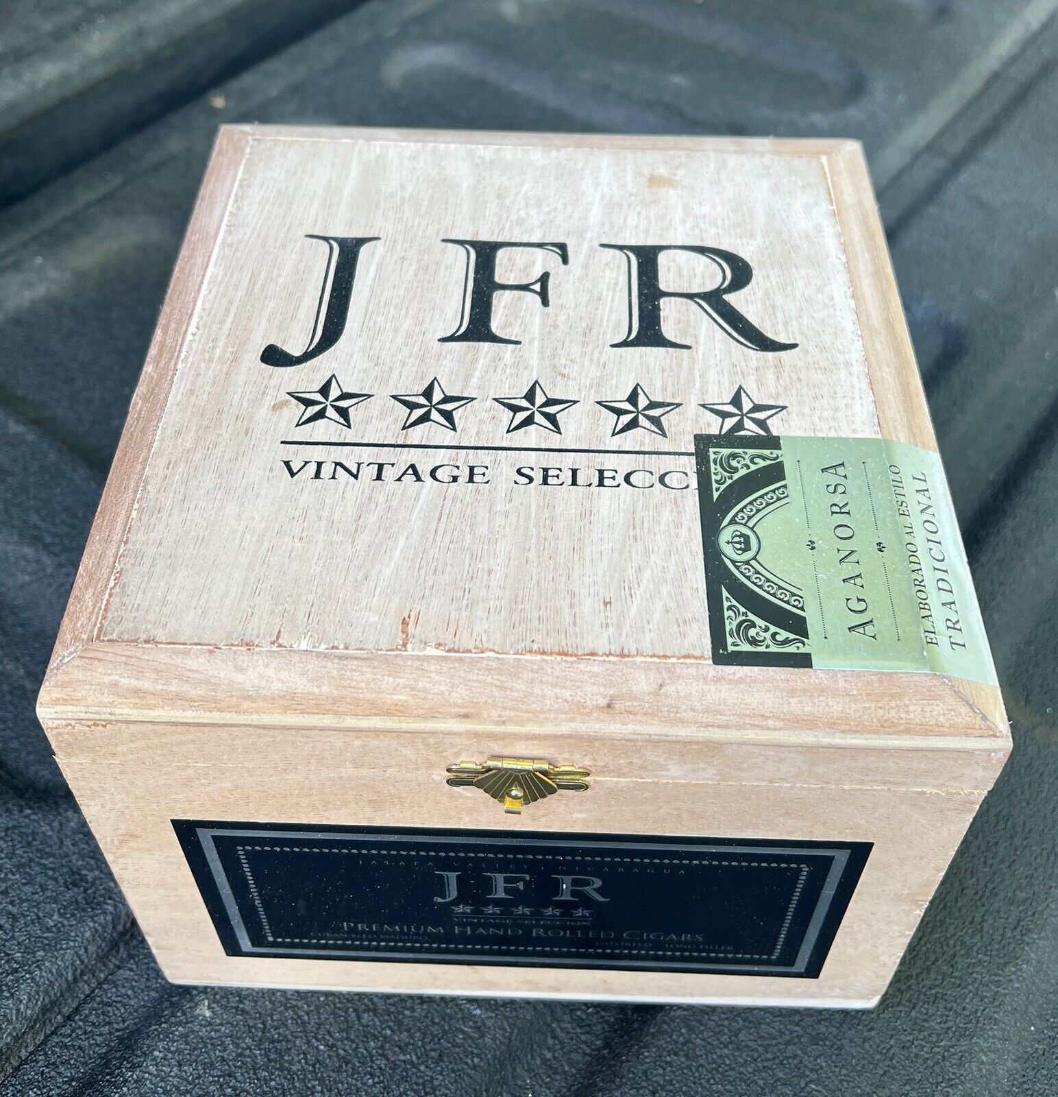 JFR Titan Connecticut Empty Wooden Cigar Box Great Looking Nicaragua Vintage