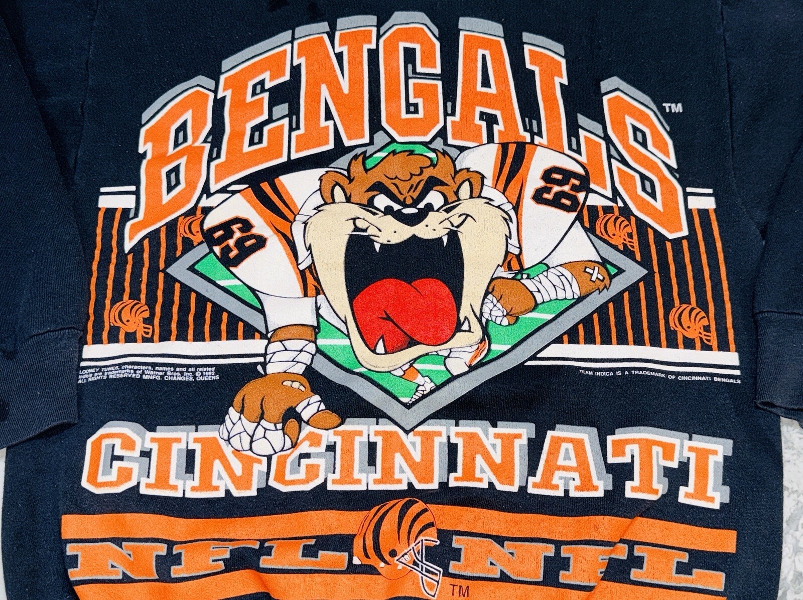 Vintage 1992 Cincinnati Bengals Taz Looney Tunes Sweatshirt L Warner Bros NFL
