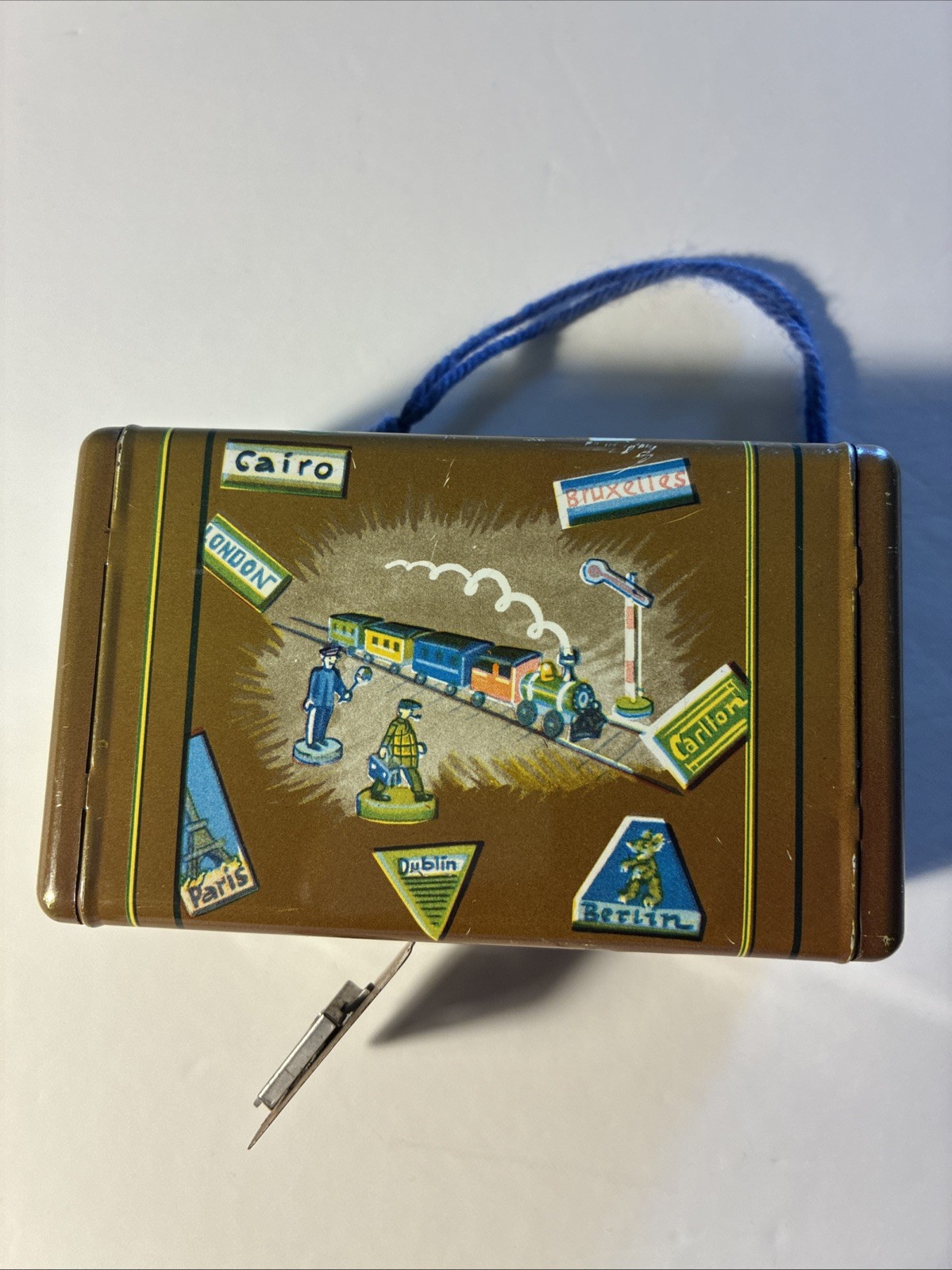 ✅ 1955🇩🇪VINTAGE SUITCASE TIN COIN BANK West Germany LITHOGRAF LABELS OF WORLD